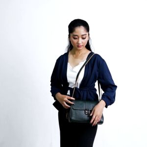 Tas selempang wanita bahan kulit sapi asli original branded anti air dan tahan api fashion cewek model kekinian terbaru