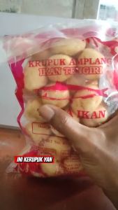 Kerupuk ikan tengiri Spesial khas sidoarjo jawa timur indonesia kemasan 80g-90g.