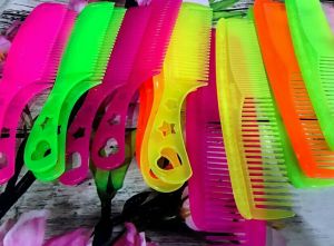 Combo 10 Cây Lược Chải Tóc Gỡ Rối Chất Liệu Nhựa Giá Rẻ Tiện Dụng (Lược Có Cán/Không Cán) - Giao Màu Ngẫu Nhiên