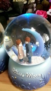 snow ball musik motif couple fall in love bola air salju kotak musik love Story crash landing on you dan lampu warna warni / snowball box music lagu klasik seperti Canon in D castle in sky dll semuanya lagu terkenal oleh Vinvin Pink Store