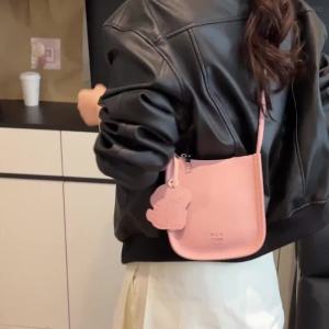 韩国斜挎小包包女2025夏新款时尚荔枝纹水桶包休闲百搭手机包Korean crossbody small bag for women in summer 2025 fashionable lychee patterned bucket bag casual and versatile mobile phone bag