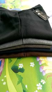 celana kerja wanita kantor model resleting dan pinggang karet atau Celana kerja cewek
