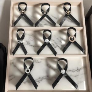 MillionGrid 3pcs Đen tưởng niệm tang lễ Ribbon với Bow Camellia pins Trâm quà tặng cho tang lễ bên armband tang sự kiện tưởng nhớ