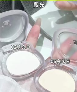 LEEMEMBER contour and highlighter powder with a matte finish fine texture oil control and long-lasting wear. It provides a natural-looking bronzer for the face and brightens your makeup.