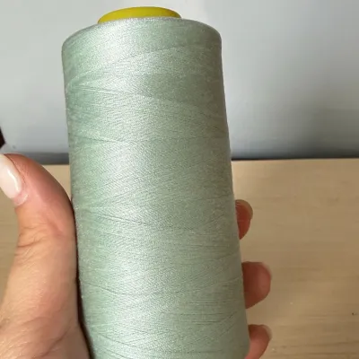 Cuộn chỉ may nhiều màu 3000m sợi 40/2 phù hợp máy may công nghiệp và gia đình.
