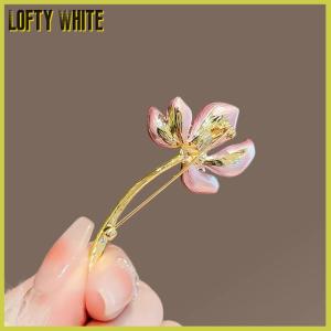 Lofty White เข็มกลัดดอกบัวแฟชั่นสวยงามสำหรับสาวๆป้ายดอกบัวที่สง่างามสง่างามเครื่องประดับเสื้อผ้า