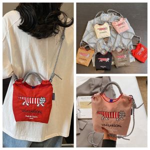 GDRGHJN กระเป๋าโท้ท กระเป๋าเชือกไนลอน สไตล์เกาหลีแบบ การพิมพ์ลาย กระเป๋าถือปักลายลูกบอลและโซ่ วรรณกรรมสำหรับเด็ก ถุงเก็บสัมภาระ กระเป๋าแบบสะพายไหล่ สำหรับผู้หญิง