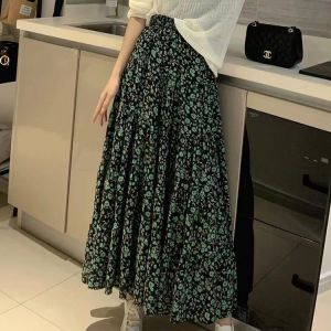 ผู้หญิงฤดูร้อนสไตล์ฝรั่งเศสทรงลูกแพร์รูปกับกระโปรงทรงเอเอวสูงและสีฟ้าที่ครอบคลุมสะโพก