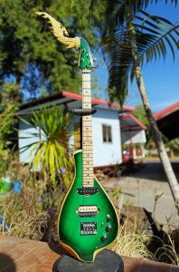 พิณไฟฟ้าไม้ประดู่ประหน้าเมเปิ้ลทำสีเขียวขอบดำ 4 สาย 24 เฟรต ฟิงเกอร์บอร์ดไม้เมเปิ้ล หัวไม้โมก 3 คอนแทค(R-TECH) 1 ซิงเกิ้ลคอยล์ และ 1 ฮัมบัคกิ้ง คุณภาพสูง