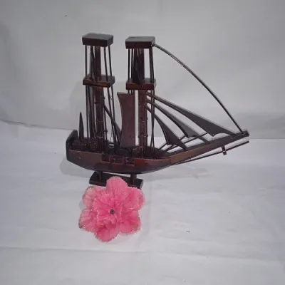 Pajangan Kayu Miniatur Kapal Phinisi Motif Kombinasi dan Hitam Uk. Kecil Panjang 25 cm Bungkus Pakai Buble Wrap Gratis