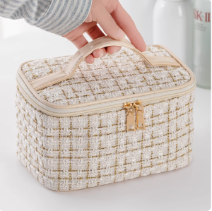 Chic Checkered Makeup Bag – Lightweight Zipper Pouch for Women’s Travel & Daily Use