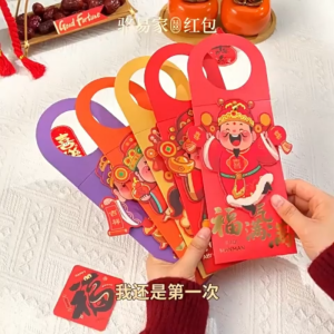 Paket Angpau Pintu Kreatif Tahun Kuda Beg Hadiah CNY Kanak Kanak Rezeki Dewa Kekayaan Sampul Raya Cina Tahun Baru 2026 Horse Year Creative Door Handle Red Packet Bag Kids Angpao Cute Chinese New Year Gift Packet 2026马年创意门把红包二合一福袋给孩子压岁钱新年过年财神利是封 Y142