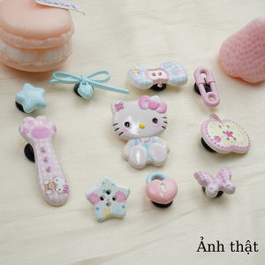 Bộ 10 Sticker Charm 3D chủ đề Mèo Táo nhựa cứng gắn Dép Sục Cá Sấu MayTo JB-391