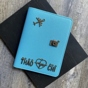 Bao hộ chiếu màu xanh nước biển nhẹ nhàng & khắc tên theo yêu cầu lựa chọn charm tùy theo sở thích có demo