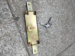 Ổ khoá cửa cuốn kéo tay giá cực rẻ