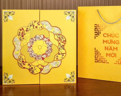 Hộp quà tết cứng cao cấp mở 2 cánh kèm túi xách- MAI ĐỎ / MAI VÀNG ( kt:36x36x10cm)