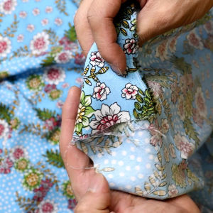 ผ้าสปันเรยอน (ผ้าแมมเบิร์ต) ลายดอกคุณนายตื่นสาย และจุด หน้ากว้าง 58 นิ้ว ผ้าเมตร ผ้าหลา