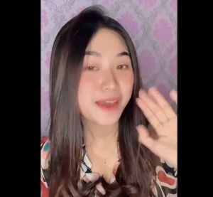 Viva Hand & Body Lotion dengan Parfum Baru yang Ditingkatkan - 550 ml - Ekstra Moisturizer, Kelembutan, dan Kelembaban Kulit - Mudah Meresap dan Tidak Lengket - Keharuman yang Lembut