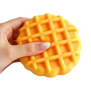 LIUJIR Giòn tan Đồ chơi bóp hình bánh waffle Các khối xây dựng Hiệu ứng âm thanh Đồ chơi mềm hình bánh quế nứt nẻ Sự mới lạ Mềm mại Món tráng miệng mô phỏng chân thực Đồ chơi bàn làm việc văn phòng
