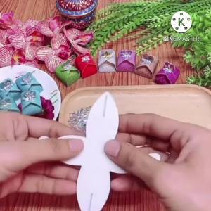 ชุดพับเหรียญโปรยทาน กล่องกระดาษกากเพชรหัวใจ ประดับเลื่อมดอกไม้ ทำได้ 50 ชิ้น