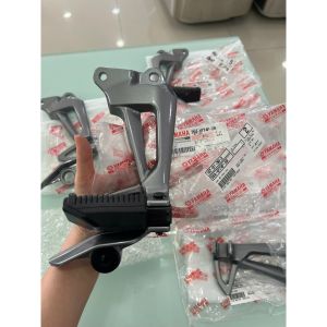 Cụm giá gác chân sau cho xe Sirius cơ thường màu xám bạc