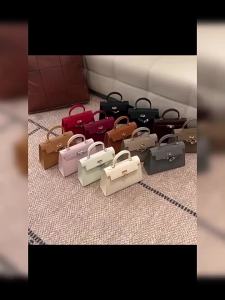 กระเป๋า Kelly หนังวัวพิมพ์ลายปาล์มระดับสูง สีชมพูและม่วง แฟชั่นกระเป๋าถืออเนกประสงค์ กระเป๋าสะพายไหล่หรูหราเบาสำหรับผู้หญิง