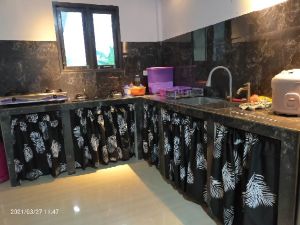 Gorden Meja Kolong Dapur Motif Black Palm Bisa Custom Tinggi