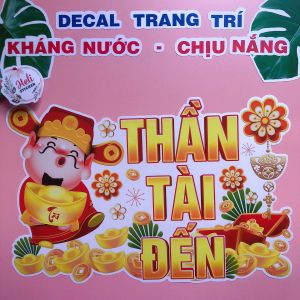 Decal Trang Trí Quán THẦN TÀI ĐẾN Loại 1 ✨ Hình Dán Quán Ăn Vặt Trà Sữa Cà Phê Sinh Tố Nước Ép - Sticker Kháng Nước Chịu Nắng Cắt Sẵn.