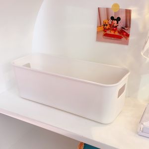 ฟรีสติ๊กเกอร์ กล่องใส่ของ กล่องใส่เคส ตระกร้ามีหูจับ กล่องพลาสติก ตะกร้าเก็บของ มีหูจับ กล่องจัดระเบียบทรงยาว สีขาว