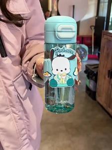 Bình nước trẻ em Sanrio bình có ống hút chuyên dùng cho bé gái đi học bình nước chịu nhiệt độ cao hai kiểu uống chống rơi vỡ dành cho học sinh tiểu học mùa hè.