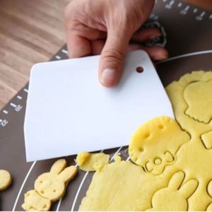 TJS Scraper Alat Pemotong Pembersih Adonan Kue Bahan Plastik Pisau Potong Roti Dough Cutter Serbaguna Pengikis Perapih Krim Kue Serbaguna PR168
