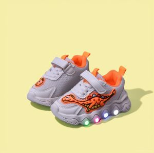 มาใหม่เด็กกีฬารองเท้าไดโนเสาร์รูปแบบไฟ LED รองเท้ากันลื่นระบายอากาศเดินรองเท้า