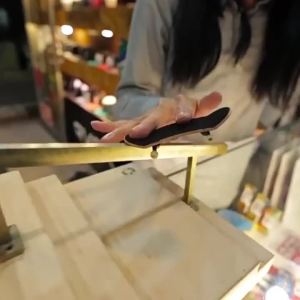 Fingerboard ของเล่นสเก็ตบอร์ดนิ้วมือระดับมืออาชีพ DIY กระดานสเก็ตบอร์ดแบบสองด้านพร้อมไม้เมเปิ้ลห้าชั้น