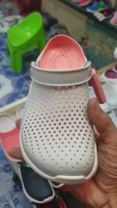 Crocs LiteRide Clog in gray/orange for women. Beautiful shoes good quality durable fashionable and popular. Perfect for beach trips/swimming. Light soft comfortable and pain-relieving.