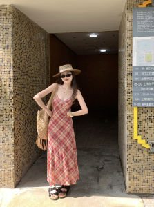 White july🌸พร้อมส่ง เดรสสายเดี่ยวผู้หญิง เดรสยาวลายสก๊อต ชุดเดรสสวยผู้หญิง ชุดน่ารัก แฟชั่นย้อนยุค เซ็กซี่คอวีสีแดง ดีไซน์ทรงเอ