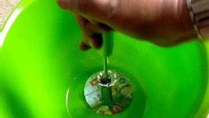 Pengocok Telur Pegas Manual / Kocokan Telur Putar Stainlees Stell / Mixer Tanpa Listrik Unik Pegas Bisa Putar Sendiri Manual