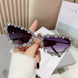 AU New sunglasses stylish and trendy with a retro European and American design featuring large rhinestones and a metallic finish for a high-end look offering UV protection for women