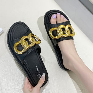 LKfashion มาใหม่พร้อมส่ง รองเท้าแตะหญิง รองเท้าแฟชั่นสำหรับคุณผู้หญิง เป็นงานแตะสวมประดับโซ่สีทองด้านหน้า สีขาวและสีดำ สวยทั้ง2สี รุ่นนี้ทรงค่อนข้างเล็กนะอย่าลืมเผื่อไซซ์น้า มาจับมาจองกันโล้ด