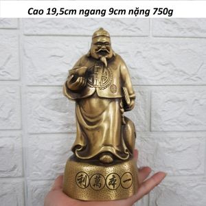 Tượng phong thuỷ Ông Quản Gia cầm thỏi vàng chất liệu bằng đồng vàng MS695