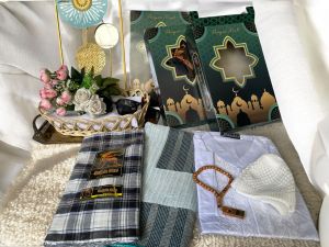 Hampers/Parcel/Souvernir/paket ibadah pria Sarung Koko berbis Sajadah kuba PeciTabih plus Box Hijau