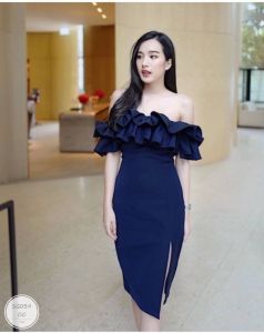 MF039  เดรสปาดไหล่ แต่งระบายอก ชายกระโปรงผ่าด้านหน้าเล็กน้อย งานเนื้อผ้าซาร่าซิปหลัง  งานน่ารักมากๆ ขายดีสุดๆ ใส่ออกงาน ดูดีสุดๆๆ  เนื้อผ้า :: ซาร่า  สี :: กรม แดง ชมพู เขียว ครีม  ขนาด :: รอบอก 32-35 รอบเอว 25-29 สะโพก 36-39 ยาว 35 นิ้ว