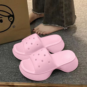 SQShop NEW รองเท้าแตะแฟชั่นคุณผู้หญิง วัสดุยางใส่ได้นาน ดีไซน์สวยด้วยเสริมส้น 1.5 นิ้ว เจาะรูมาให้ใส่ตัวติดกันได้ด้วย มี4สีให้เลือก แมทช์ตัวติดตแบบไหนเลือกสีได้เลย