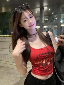 White july🌸เสื้อกล้ามผู้หญิง เสื้อครอปy2k เสื้อสายเดี่ยวพิมพ์ลายตัวอักษร เสื้อยืดเซ็กซี่ หวาน กระชับสัดส่วน และทันสมัย