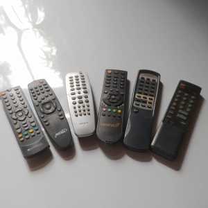 PER BIJI REMOTE BEKAS BERBAGAI MEREK CAMPUR SKYNINDO PHILIPS MATRIX CENTRIN AIWA MOVING
