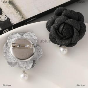 [COD] Biubiuni 1Pcs Retro Màu Đen Hoa Trà Pin Trâm Phụ Nữ Pháp Cổ Điển Nhỏ Hương Thơm Giả Ngọc Trai Trâm Phụ Kiện Trang Sức Thời Trang