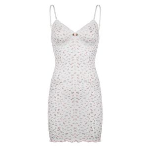 THE ONE บอดี้สูท สายเดี่ยว คอวี จั๊มสูทขาสั้น แต่งลูกไม้ มีบราในตัว เซ็กซี่ ผ้านิ่มยืดได้ตามตัว แมทซ์กับกางเกงยีนส์ ใส่เป็นบิกินี่ถ่ายรูปที่ทะเล