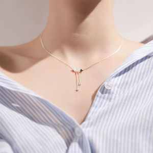 Ins Light Luxury Niche Biwing Double Flying Diamond Clavicle Chain Sederhana Liar Kupu-kupu Kalung Liontin Wanita