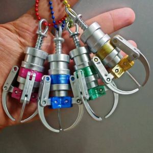 จับตุ๊กตากรงเล็บรุ่นกดประเภทจําลองเล็บ|พวงกุญแจจี้กระเป๋าเป้สะพายหลังมินิโลหะผสมอาเขตโลภกรงเล็บพวงกุญแจกระเป๋านักเรียนของเล่นตลกๆส่งของขวัญให้เพื่อนๆ