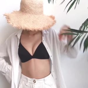 French Glossy Basic Style Comfortable Seamless Ultra-Thin No Steel Ring Big Breast Size Concealing Bra Triangle Cup Lightweight Underwear