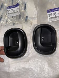 1 cái tay mở trong huyndai trago 15 tấn mã 82330 7A001 hàng theo xe